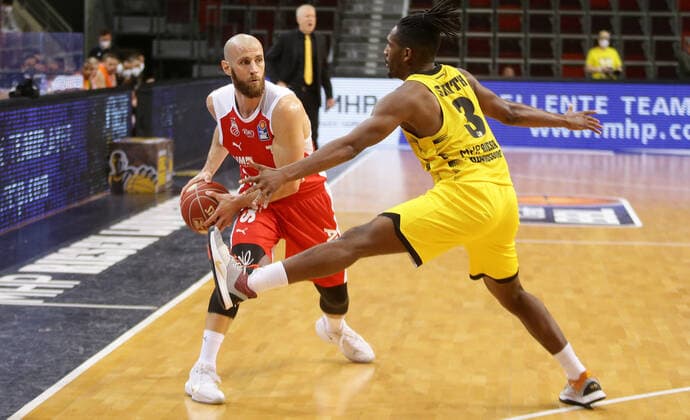 Ludwigsburg , Basketball easyCredit BBL Bundesliga , Viertelfinale Spiel 5, MHP RIESEN Ludwigsburg vs. Brose Bamberg , von links: Alex Ruoff ( Bamberg ) Jaleen Smith ( Riesen )