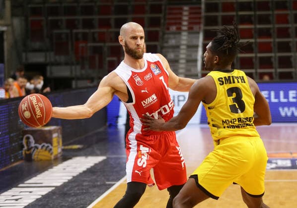 Ludwigsburg , Basketball easyCredit BBL Bundesliga , Viertelfinale Spiel 5, MHP RIESEN Ludwigsburg vs. Brose Bamberg , von links: Alex Ruoff ( Bamberg ) Jaleen Smith ( Riesen )
