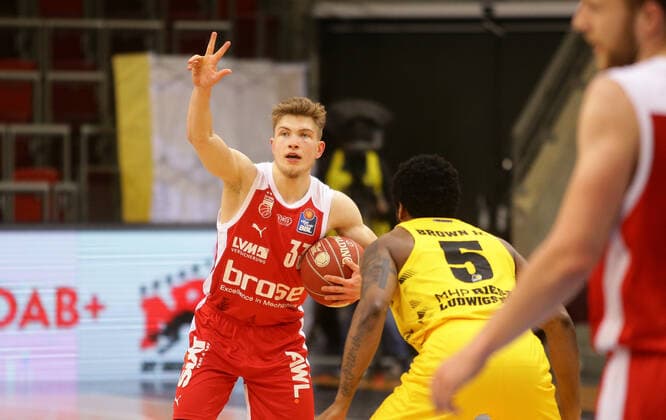 Ludwigsburg , Basketball easyCredit BBL Bundesliga , Viertelfinale Spiel 5, MHP RIESEN Ludwigsburg vs. Brose Bamberg , Bennet Hundt ( Bamberg )