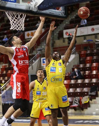 Ludwigsburg , Basketball easyCredit BBL Bundesliga , Viertelfinale Spiel 5, MHP RIESEN Ludwigsburg vs. Brose Bamberg , von links: Domini Lockhart ( Bamberg ) Barry Brown ( Riesen )