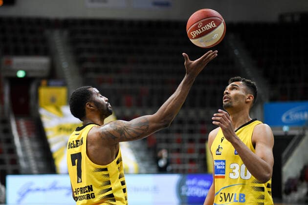 Jamel McLean (MHP Riesen Ludwigsburg) und Oscar da Silva (MHP Riesen Ludwigsburg) am Ball, GER, MHP Riesen Ludwigsburg vs. Brose Bamberg, 27.05.2021, Play Off Viertelfinale Spiel 5, easycredit Basketball Bundesliga, Spielzeit 2020 2021. GER, MHP Riesen Ludwigsburg vs. Brose Bamberg, 27.05.2021, Play Off Viertelfinale Spiel 5, easycredit Basketball Bundesliga, Spielzeit 2020 2021 Ludwigsburg Copyright: xEibnerxPressefoto MichaelxMemmlerx EP_MMR