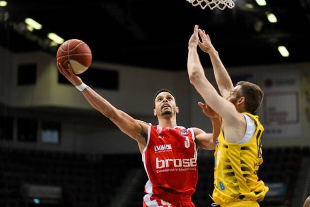 Dominic Lockhart (Brose Bamberg) am Korb gegen Jonas Wohlfarth-Bottermann (MHP Riesen Ludwigsburg), GER, MHP Riesen Ludwigsburg vs. Brose Bamberg, 27.05.2021, Play Off Viertelfinale Spiel 5, easycredit Basketball Bundesliga, Spielzeit 2020 2021. GER, MHP Riesen Ludwigsburg vs. Brose Bamberg, 27.05.2021, Play Off Viertelfinale Spiel 5, easycredit Basketball Bundesliga, Spielzeit 2020 2021 Ludwigsburg Copyright: xEibnerxPressefoto MichaelxMemmlerx EP_MMR