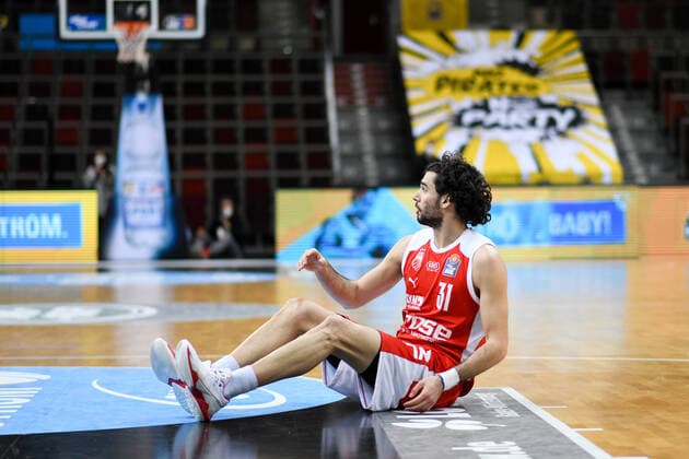 Michele Vitali (Brose Bamberg) sitzt unzufrieden auf dem Boden, GER, MHP Riesen Ludwigsburg vs. Brose Bamberg, 27.05.2021, Play Off Viertelfinale Spiel 5, easycredit Basketball Bundesliga, Spielzeit 2020 2021. GER, MHP Riesen Ludwigsburg vs. Brose Bamberg, 27.05.2021, Play Off Viertelfinale Spiel 5, easycredit Basketball Bundesliga, Spielzeit 2020 2021 Ludwigsburg Copyright: xEibnerxPressefoto MichaelxMemmlerx EP_MMR