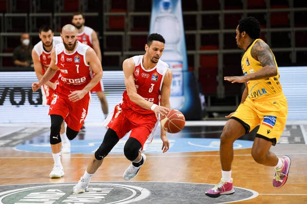 Dominic Lockhart (Brose Bamberg) im Zweikampf mit Barry Brown Jr. (MHP Riesen Ludwigsburg), GER, MHP Riesen Ludwigsburg vs. Brose Bamberg, 27.05.2021, Play Off Viertelfinale Spiel 5, easycredit Basketball Bundesliga, Spielzeit 2020 2021. GER, MHP Riesen Ludwigsburg vs. Brose Bamberg, 27.05.2021, Play Off Viertelfinale Spiel 5, easycredit Basketball Bundesliga, Spielzeit 2020 2021 Ludwigsburg Copyright: xEibnerxPressefoto MichaelxMemmlerx EP_MMR