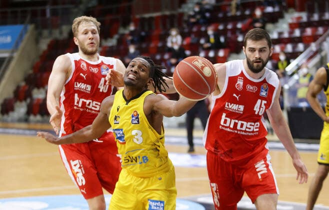 Ludwigsburg , Basketball easyCredit BBL Bundesliga , Viertelfinale Spiel 5, MHP RIESEN Ludwigsburg vs. Brose Bamberg , von links: Christian Sengfelder ( Bamberg ) Jaleen Smith ( Riesen ) David Kravish ( Bamberg )