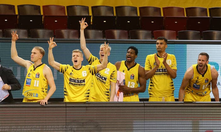 Ludwigsburg , Basketball easyCredit BBL Bundesliga , Viertelfinale Spiel 5, MHP RIESEN Ludwigsburg vs. Brose Bamberg , Jubel Riesen , von links: Lukas herzog Johannes Patrick Jacob Patrick Yorman Polas Bartolo Oscar da Silva Jonas Wohlfarth-Bottermann