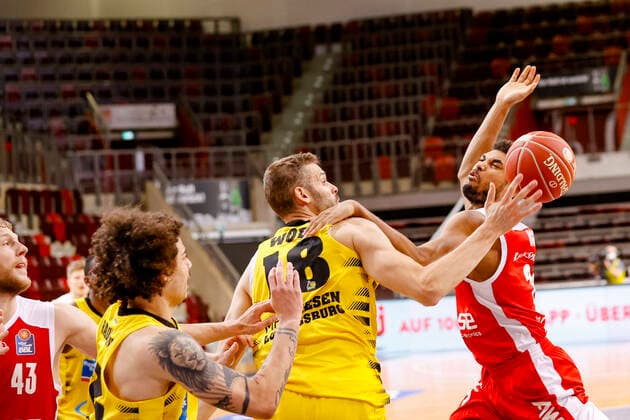 rechts Kenneth Ogbe (Brose Bamberg, 25) Ballverluste gegen Mitte Jonas Wohlfahrth - Bottermann (MHP Riesen Ludwigsburg, 18) MHP Riesen Ludwigsburg - Brose Bamberg, easyCredit Basketball Bundesliga, Saison 2020-2021, Playoff-Viertelfinale Spiel 4, Ludwigsburg, Germany, 27.05.2021, 21.05.2021, Basketball, BBL 2020 2021, Viertelfinale, 2. Spieltag, MHP RIESEN Ludwigsburg - Brose Bamberg, GER, Ludwigsburg, MHPArena, Copyright: DanielxLöb