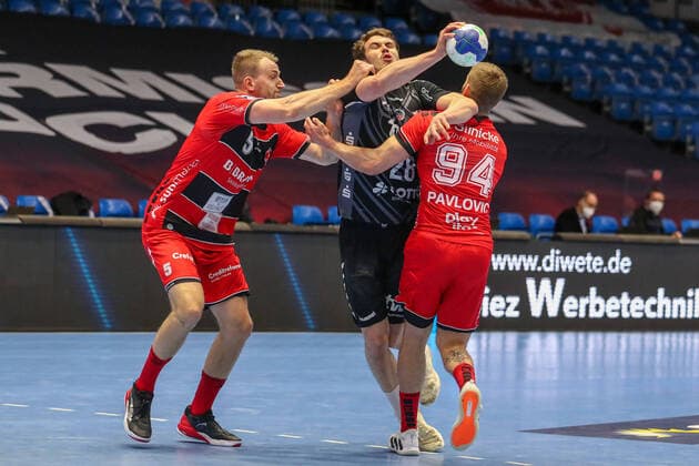 Handball, 31. Spieltag: MT Melsungen vs Die Eulen Ludwigshafen am 27.05.2021 in der Rothenbach-Halle in Kassel Hendrik Wagner (Ludwigshafen 28) gegen Domagoj Pavlovic (Melsungen 94) und Julius Kühn Kuehn Kuhn (Melsungen 5)