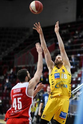 Jonas Wohlfarth-Bottermann (MHP Riesen Ludwigsburg) im Zweikampf mit David Kravish (Brose Bamberg), GER, MHP Riesen Ludwigsburg vs. Brose Bamberg, 27.05.2021, Play Off Viertelfinale Spiel 5, easycredit Basketball Bundesliga, Spielzeit 2020 2021. GER, MHP Riesen Ludwigsburg vs. Brose Bamberg, 27.05.2021, Play Off Viertelfinale Spiel 5, easycredit Basketball Bundesliga, Spielzeit 2020 2021 Ludwigsburg Copyright: xEibnerxPressefoto MichaelxMemmlerx EP_MMR