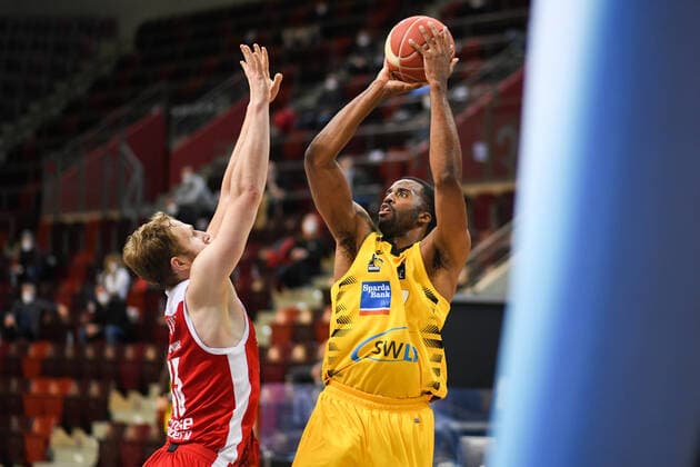 Jamel McLean (MHP Riesen Ludwigsburg) im Zweikampf mit Christian Sengfelder (Brose Bamberg), GER, MHP Riesen Ludwigsburg vs. Brose Bamberg, 27.05.2021, Play Off Viertelfinale Spiel 5, easycredit Basketball Bundesliga, Spielzeit 2020 2021. GER, MHP Riesen Ludwigsburg vs. Brose Bamberg, 27.05.2021, Play Off Viertelfinale Spiel 5, easycredit Basketball Bundesliga, Spielzeit 2020 2021 Ludwigsburg Copyright: xEibnerxPressefoto MichaelxMemmlerx EP_MMR