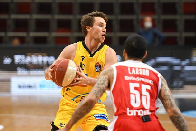 Jordan Hulls (MHP Riesen Ludwigsburg) im Zweikampf mit Tyler Larson (Brose Bamberg), GER, MHP Riesen Ludwigsburg vs. Brose Bamberg, 27.05.2021, Play Off Viertelfinale Spiel 5, easycredit Basketball Bundesliga, Spielzeit 2020 2021. GER, MHP Riesen Ludwigsburg vs. Brose Bamberg, 27.05.2021, Play Off Viertelfinale Spiel 5, easycredit Basketball Bundesliga, Spielzeit 2020 2021 Ludwigsburg Copyright: xEibnerxPressefoto MichaelxMemmlerx EP_MMR