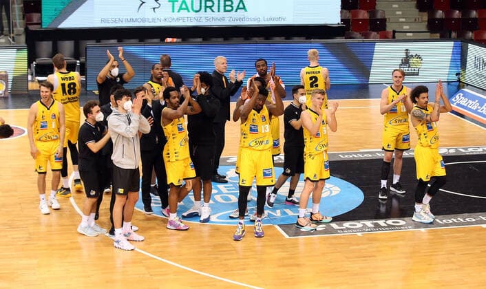 Schlussjubel Ludwigsburg . MHP Riesen Ludwigsburg vs. Brose Bamberg. Basketball-Bundesliga 2020-2021. Playoff Viertelfinale Spiel 5 . Ludwigsburg , GER, 27.05.2021,