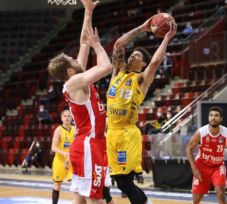 V.li. Christian Sengfelder (Bamberg), Jonah Radebaugh (Riesen) . MHP Riesen Ludwigsburg vs. Brose Bamberg. Basketball-Bundesliga 2020-2021. Playoff Viertelfinale Spiel 5 . Ludwigsburg , GER, 27.05.2021,