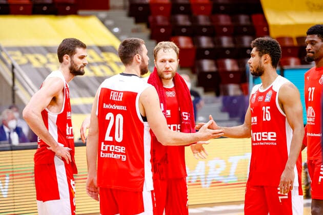 Enttäuschung bei Bamberg vlnr David Kravish (Brose Bamberg, 45) Chase Fieler (Brose Bamberg, 20) Dominic Lockhart (Brose Bamberg, 03) Christian Sengfelder (Brose Bamberg, 43) Kenneth Ogbe (Brose Bamberg, 25) MHP Riesen Ludwigsburg - Brose Bamberg, easyCredit Basketball Bundesliga, Saison 2020-2021, Playoff-Viertelfinale Spiel 4, Ludwigsburg, Germany, 27.05.2021, 21.05.2021, Basketball, BBL 2020 2021, Viertelfinale, 2. Spieltag, MHP RIESEN Ludwigsburg - Brose Bamberg, GER, Ludwigsburg, MHPArena, Copyright: DanielxLöb