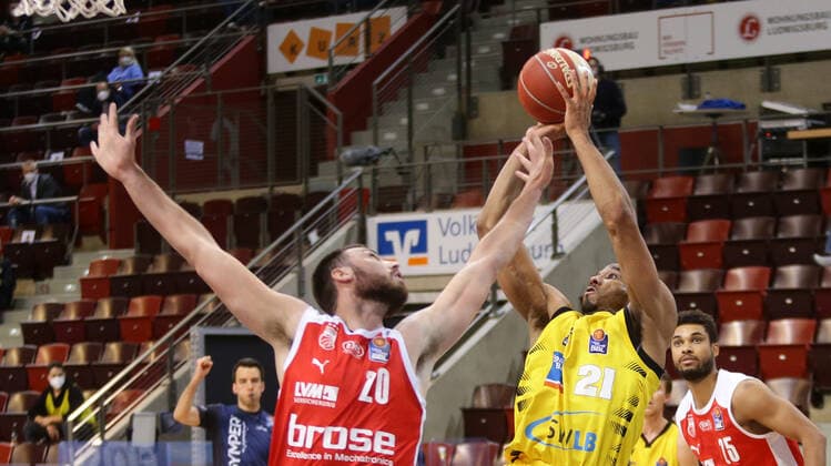 Ludwigsburg , Basketball easyCredit BBL Bundesliga , Viertelfinale Spiel 5, MHP RIESEN Ludwigsburg vs. Brose Bamberg , von links: Chase Fieler ( Bamberg ) Tremmel Darden ( Riesen )