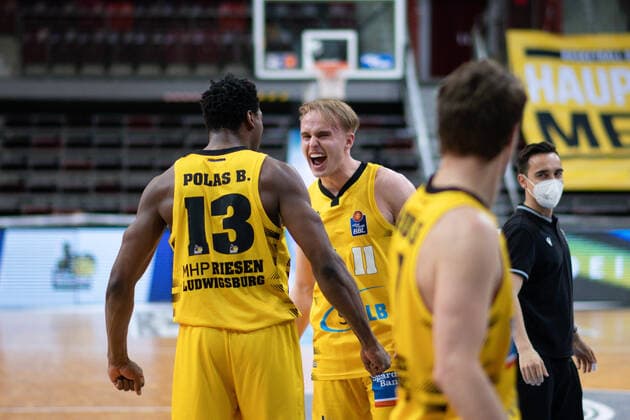 Lukas Herzog (MHP Riesen Ludwigsburg) und Jonah Radebaugh (MHP Riesen Ludwigsburg) jubeln ueber den Sieg, GER, MHP Riesen Ludwigsburg vs. Brose Bamberg, 27.05.2021, Play Off Viertelfinale Spiel 5, easycredit Basketball Bundesliga, Spielzeit 2020 2021. GER, MHP Riesen Ludwigsburg vs. Brose Bamberg, 27.05.2021, Play Off Viertelfinale Spiel 5, easycredit Basketball Bundesliga, Spielzeit 2020 2021 Ludwigsburg Copyright: xEibnerxPressefoto MichaelxMemmlerx EP_MMR