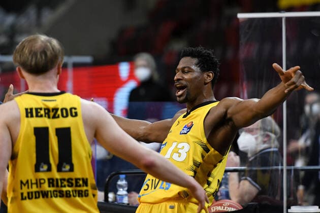Yorman Polas Bartolo (MHP Riesen Ludwigsburg) und Lukas Herzog (MHP Riesen Ludwigsburg) jubeln ueber den Sieg, GER, MHP Riesen Ludwigsburg vs. Brose Bamberg, 27.05.2021, Play Off Viertelfinale Spiel 5, easycredit Basketball Bundesliga, Spielzeit 2020 2021. GER, MHP Riesen Ludwigsburg vs. Brose Bamberg, 27.05.2021, Play Off Viertelfinale Spiel 5, easycredit Basketball Bundesliga, Spielzeit 2020 2021 Ludwigsburg Copyright: xEibnerxPressefoto MichaelxMemmlerx EP_MMR