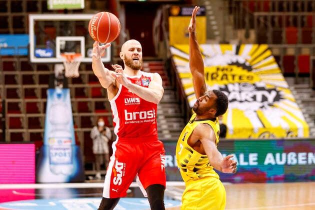 links Alex Ruoff (Brose Bamberg, 07) rechts Jamel McLean (MHP Riesen Ludwigsburg, 07) MHP Riesen Ludwigsburg - Brose Bamberg, easyCredit Basketball Bundesliga, Saison 2020-2021, Playoff-Viertelfinale Spiel 4, Ludwigsburg, Germany, 27.05.2021, 21.05.2021, Basketball, BBL 2020 2021, Viertelfinale, 2. Spieltag, MHP RIESEN Ludwigsburg - Brose Bamberg, GER, Ludwigsburg, MHPArena, Copyright: DanielxLöb