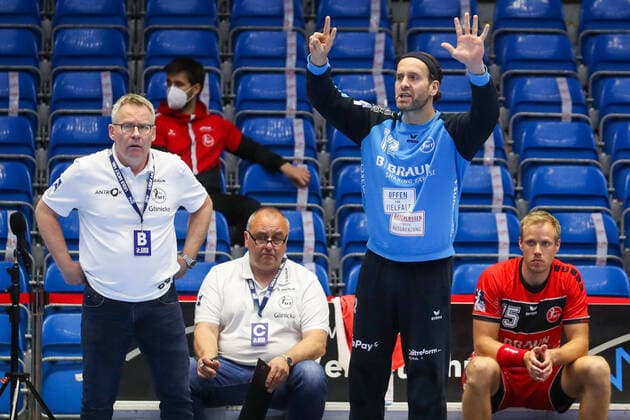 Handball, 31. Spieltag: MT Melsungen vs Die Eulen Ludwigshafen am 27.05.2021 in der Rothenbach-Halle in Kassel Torwart Silvio Heinevetter (Melsungen 12) gestikuliert, Trainer Gudmundur Gudmundsson (Melsungen) steht daneben