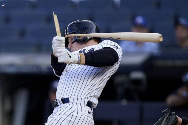 Bilder des Jahres 2021, Sport 05 Mai Sport Themen der Woche KW21 Sport Bilder des Tages New York Yankees left fielder Clint Frazier (77) breaks his bat in the seventh inning of Game 1 of a doubleheader against the Toronto Blue Jays at Yankee Stadium on Thursday, May 27, 2021 in New York City.  NYP20210527516 COREYxSIPKIN