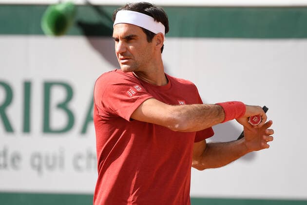 27.05.20121 Paris France, Tennis French Open Roland Garros 2021 v.l., Roger Federer (SUI),Training, beim Aufwärmen, Warm-up vor dem Spiel