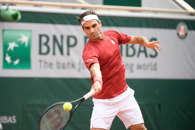 27.05.20121 Paris France, Tennis French Open Roland Garros 2021 v.l., Roger Federer (SUI),Training, beim Aufwärmen, Warm-up vor dem Spiel