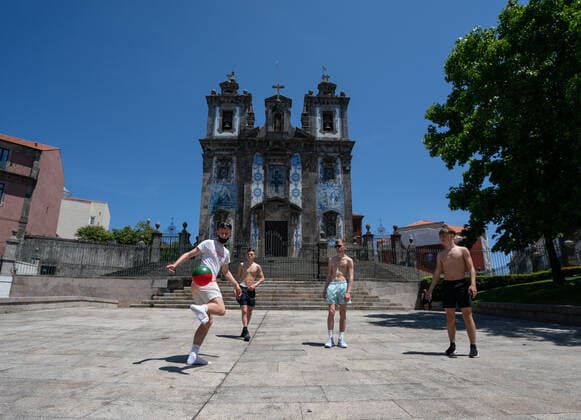 General view outside in the town of Porto as supporters arrive ahead of the Champions League Final 2021 build up ahead of the Manchester City v Chelsea at The Estadio do Dragao, Porto, Portugal on the 27 May 2021. Copyright: xAndyxRowlandx PMI-4241-0016