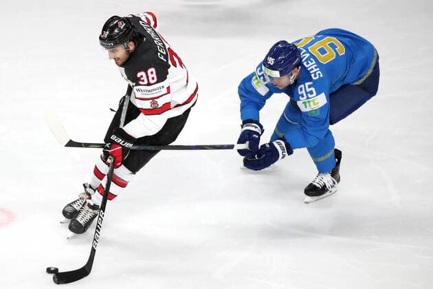 Eishockey, WM, Kanada - Kasachstan RIGA, LATVIA â€“ MAY 28, 2021: Canada s Mario Ferraro (L) and Kazakhstan s Dmitry Shevchenko fight for the puck in their 2021 IIHF Ice hockey, Eishockey World Championship, WM, Weltmeisterschaft Preliminary Round Group B match, at the Arena Riga. Natalia Fedosenko TASS  TS101DAA