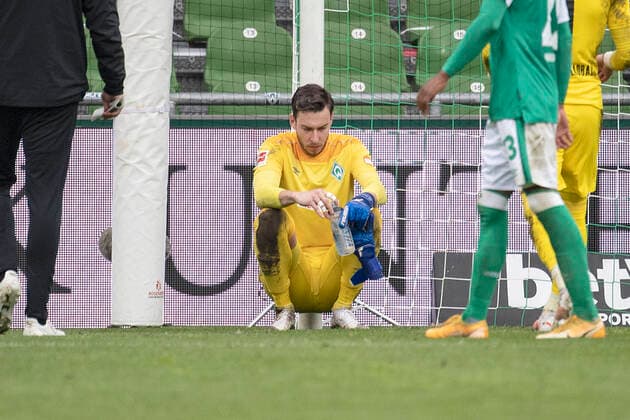 Nach dem Schlusspfiff hockt Torwart Jiri PAVLENKA (HB) niedergeschlagen am Torpfosten; Fussball 1. Bundesliga, 34. Spieltag, SV Werder Bremen (HB) - Borussia Moenchengladbach (MG) 2:4, am 22.05.2021 in Bremen Deutschland. SV Werder Bremen ist direkt in die Zweite 2. Fussball Bundesliga abgestiegen; DFL regulations prohibit any use of photographs as image sequences and or quasi-video *** After the final whistle, goalkeeper Jiri PAVLENKA HB crouches dejectedly at the goal post Football 1 Bundesliga, 34 Spieltag, SV Werder Bremen HB Borussia Moenchengladbach MG 2 4, on 22 05 2021 in Bremen Germany SV Werder Bremen has been relegated directly to the Second 2 Football Bundesliga DFL regulations prohibit any use of photographs as image sequences and or quasi video
