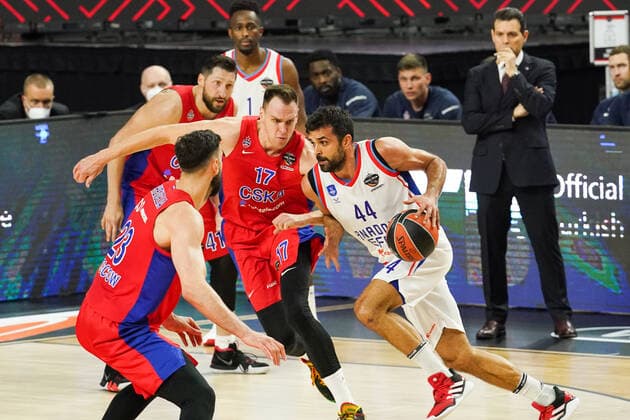 COLOGNE, GERMANY â€“ MAY 28, 2021: CSKA Moscowâ€™s Tornike Shengelia (L), Johannes Voigtmann (C front), and Anadolu Efes Istanbulâ€™s Krunoslav Simon (R front) in the 2020-21 Euroleague Final Four Semifinal B basketball match between CSKA Moscow and Anadolu Efes Istanbul at Lanxess Arena. Tatyana Makeyeva TASS  TS101F22