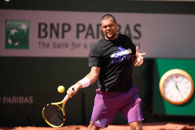 28.05.2021 Paris France, Tennis French Open Roland Garros 2021 v.l., Jo Wilfried Tsonga (FRA), beim Aufwärmen, Warm-up vor dem Spiel-Up, Training