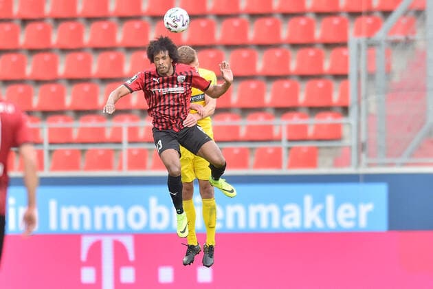 Fußball - Relegation zur 2. Bundesliga - FC Ingolstadt 04 - VfL Osnabrück am 27.05.2021 im Audi-Sportpark in Ingolstadt Caiuby (Ingolstadt) im Zweikampf gegen Timo Beermann (Osnabrueck). *** Football Relegation to the 2 Bundesliga FC Ingolstadt 04 VfL Osnabrück on 27 05 2021 at the Audi Sportpark in Ingolstadt Caiuby Ingolstadt in a duel against Timo Beermann Osnabrueck MT