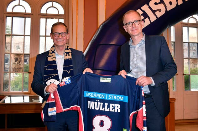 Bilder des Jahres 2021, Sport 05 Mai Sport Themen der Woche KW21 Sport Bilder des Tages Michael Müller und Georg Friedrichs bei Rede und Einzeichnungen der einzelnen Spieler, Trainer und Begleiter der Eisbären Berlin ins Gästebuch von Berlin aus Anlass des 8. Deutschen-Meister-Titels im Roten Rathaus. Berlin, 28.05.2021 *** Michael Müller and Georg Friedrichs during the speech and signing of the individual players, coaches and attendants of the Eisbären Berlin in the guest book of Berlin on the occasion of the 8 German championship title in the Rotes Rathaus Berlin, 28 05 2021 Foto:xF.xKernx xFuturexImage