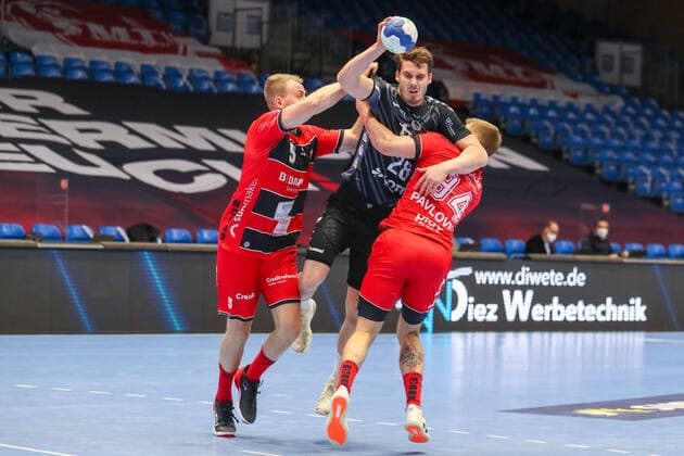 Handball, 31. Spieltag: MT Melsungen vs Die Eulen Ludwigshafen am 27.05.2021 in der Rothenbach-Halle in Kassel Hendrik Wagner (Ludwigshafen 28) gegen Julius Kühn Kuehn Kuhn (Melsungen 5) und Domagoj Pavlovic (Melsungen 94)