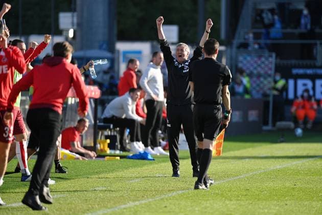 Kiel, Holstein-Stadion, 29.05.21, GER, Herren, 1.Bundesliga, Saison 2020-2021, Relegation, Holstein Kiel - 1.FC Koeln Bild: Trainer Friedhelm Funkel (Koeln) Nur fuer journalistische Zwecke! Only for editorial use! Gemaess den Vorgaben der DFL Deutsche Fußball Liga ist es untersagt, in dem Stadion und oder vom Spiel angefertigte Fotoaufnahmen in Form von Sequenzbildern und oder videoaehnlichen Fotostrecken zu verwerten bzw. verwerten zu lassen. DFL regulations prohibit any use of photographs as image sequences and or quasi-video. Schleswig-Holstein Deutschland *** Kiel, Holstein Stadion, 29 05 21, GER, Herren, 1 Bundesliga, Saison 2020 2021, Relegation, Holstein Kiel 1 FC Koeln Bild Trainer Friedhelm Funkel Koeln Nur fuer journalistische Zwecke Only for editorial use According to the regulations of the DFL Deutsche Fußball Liga it is prohibited to use or have used photographs taken in the stadium and or from the match in the form of sequence images and or video-like photo series DFL regulations prohibit any use of photographs as image sequences and or quasi video Schleswig Holstein Germany