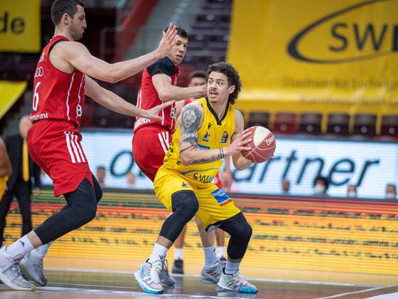 Paul Zipser (FC Bayern, 16), Vladimir Lucic (FC Bayern, 11), Jonah Radebaugh (MHP Riesen Ludwigsburg, 12), MHP Riesen Ludwigsburg vs. FC Bayern Basketball, Basketball, Bundesliga, Playoffs, Halbfinale, Spiel 1, easycredit BBL, 29.05.2021, MHP Riesen Ludwigsburg vs. FC Bayern Basketball, Basketball, Bundesliga, Playoffs, Halbfinale, Spiel 1, easycredit BBL, 29.05.2021 Ludwigsburg Copyright: xEibner-Pressefoto SaschaxWaltherx EP_EER