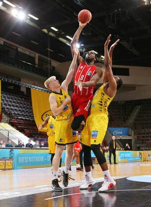 29.05.2021, Deutschland, Ludwigsburg, Basketball easyCredit BBL Bundesliga, Play-off Halbfinale, Spiel 1 MHP RIESEN Ludwigsburg vs. FC Bayern München Basketball: v.l. Jacob Patrick (MHP), Jalen Reynolds (FCB), Jamel McLean (MHP)