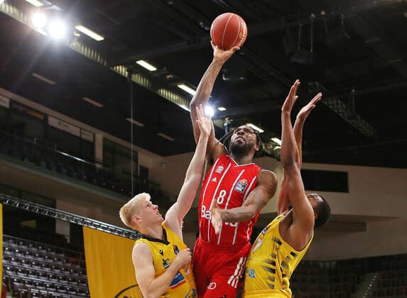 29.05.2021, Deutschland, Ludwigsburg, Basketball easyCredit BBL Bundesliga, Play-off Halbfinale, Spiel 1 MHP RIESEN Ludwigsburg vs. FC Bayern München Basketball: v.l. Jacob Patrick (MHP), Jalen Reynolds (FCB), Jamel McLean (MHP)