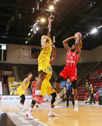 29.05.2021, Deutschland, Ludwigsburg, Basketball easyCredit BBL Bundesliga, Play-off Halbfinale, Spiel 1 MHP RIESEN Ludwigsburg vs. FC Bayern München Basketball: v.l. JR. Barry Brown (MHP), Jalen Reynolds (FCB)