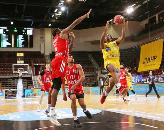 29.05.2021, Deutschland, Ludwigsburg, Basketball easyCredit BBL Bundesliga, Play-off Halbfinale, Spiel 1 MHP RIESEN Ludwigsburg vs. FC Bayern München Basketball: v.l. Jalen Reynolds (FCB), JR. Barry Brown (MHP)