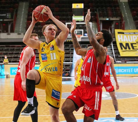 29.05.2021, Deutschland, Ludwigsburg, Basketball easyCredit BBL Bundesliga, Play-off Halbfinale, Spiel 1 MHP RIESEN Ludwigsburg vs. FC Bayern München Basketball: v.l. Lukas Herzog (MHP), Dennis Seeley (FCB)