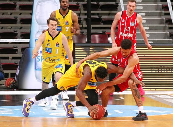 29.05.2021, Deutschland, Ludwigsburg, Basketball easyCredit BBL Bundesliga, Play-off Halbfinale, Spiel 1 MHP RIESEN Ludwigsburg vs. FC Bayern München Basketball: v.l. Yorman Polas Bartolo (MHP), Wade Baldwin (FCB)