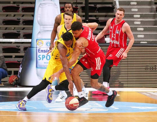 29.05.2021, Deutschland, Ludwigsburg, Basketball easyCredit BBL Bundesliga, Play-off Halbfinale, Spiel 1 MHP RIESEN Ludwigsburg vs. FC Bayern München Basketball: v.l. Yorman Polas Bartolo (MHP), Wade Baldwin (FCB)