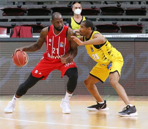 29.05.2021, Deutschland, Ludwigsburg, Basketball easyCredit BBL Bundesliga, Play-off Halbfinale, Spiel 1 MHP RIESEN Ludwigsburg vs. FC Bayern München Basketball: v.l. James Gist (FCB), Tremmell Darden (MHP)