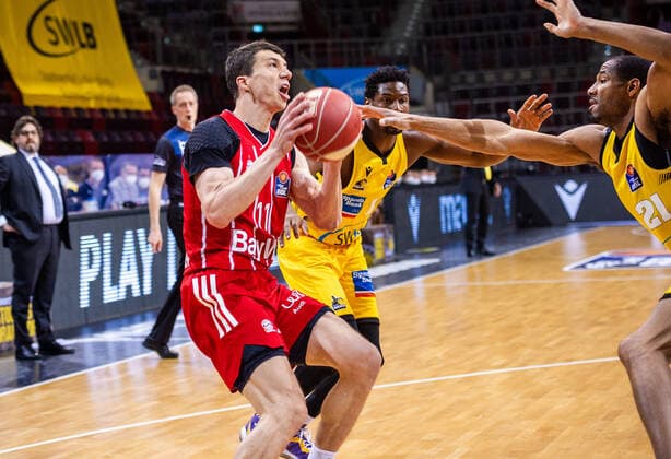 Vladimir Lucic (Bayern-Muenchen 11) ; Yorman Polas Bartolo (MHP RIESEN Ludwigsburg 13) ; Tremmell Darden (MHP RIESEN Ludwigsburg 21) ; 1. Basketball Bundesliga easyCredit BBL: MHP RIESEN Ludwigsburg - Bayern Muenchen am 29.05.2021 in Ludwigsburg (MHPArena), Baden-Wuerttemberg, Deutschland Ludwigsburg. 29.05.21 Basketball , 29.05.2021, Ludwigsburg (Deutschland)
