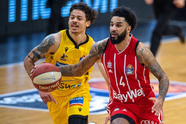 Jonah Radebaugh (MHP Riesen Ludwigsburg, 12), Dennis Jerome Seeley (FC Bayern, 04), MHP Riesen Ludwigsburg vs. FC Bayern Basketball, Basketball, Bundesliga, Playoffs, Halbfinale, Spiel 1, easycredit BBL, 29.05.2021, MHP Riesen Ludwigsburg vs. FC Bayern Basketball, Basketball, Bundesliga, Playoffs, Halbfinale, Spiel 1, easycredit BBL, 29.05.2021 Ludwigsburg Copyright: xEibner-Pressefoto SaschaxWaltherx EP_EER