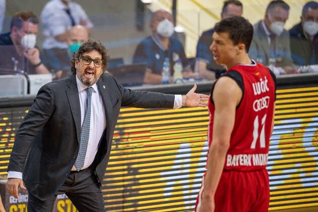 Andrea Trinchieri, Headcoach (FC Bayern), Vladimir Lucic (FC Bayern, 11), MHP Riesen Ludwigsburg vs. FC Bayern Basketball, Basketball, Bundesliga, Playoffs, Halbfinale, Spiel 1, easycredit BBL, 29.05.2021, MHP Riesen Ludwigsburg vs. FC Bayern Basketball, Basketball, Bundesliga, Playoffs, Halbfinale, Spiel 1, easycredit BBL, 29.05.2021 Ludwigsburg Copyright: xEibner-Pressefoto SaschaxWaltherx EP_EER