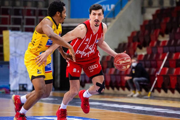 Nihad Djedovic (Bayern-Muenchen 14) ; Barry Brown Jr. (MHP RIESEN Ludwigsburg 5) ; 1. Basketball Bundesliga easyCredit BBL: MHP RIESEN Ludwigsburg - Bayern Muenchen am 29.05.2021 in Ludwigsburg (MHPArena), Baden-Wuerttemberg, Deutschland Ludwigsburg. 29.05.21 Basketball , 29.05.2021, Ludwigsburg (Deutschland)