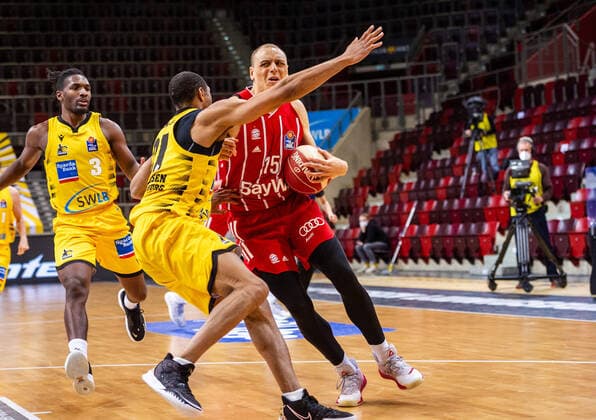 Robin Amaize (Bayern-Muenchen 15) ; Tremmell Darden (MHP RIESEN Ludwigsburg 21) ; Jaleen Smith (MHP RIESEN Ludwigsburg 3) ; 1. Basketball Bundesliga easyCredit BBL: MHP RIESEN Ludwigsburg - Bayern Muenchen am 29.05.2021 in Ludwigsburg (MHPArena), Baden-Wuerttemberg, Deutschland Ludwigsburg. 29.05.21 Basketball , 29.05.2021, Ludwigsburg (Deutschland)
