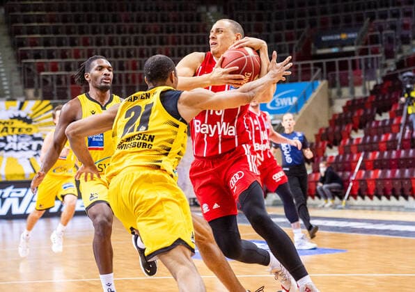 Robin Amaize (Bayern-Muenchen 15) ; Tremmell Darden (MHP RIESEN Ludwigsburg 21) ; Jaleen Smith (MHP RIESEN Ludwigsburg 3) ; 1. Basketball Bundesliga easyCredit BBL: MHP RIESEN Ludwigsburg - Bayern Muenchen am 29.05.2021 in Ludwigsburg (MHPArena), Baden-Wuerttemberg, Deutschland Ludwigsburg. 29.05.21 Basketball , 29.05.2021, Ludwigsburg (Deutschland)